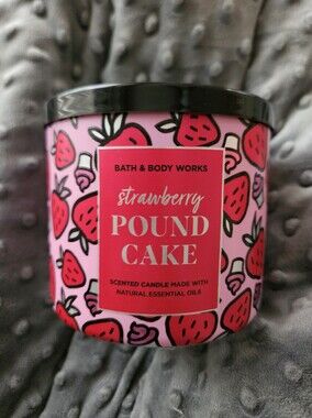 Bath & Body Works Strawberry Pound Cake 3-Wick Candle